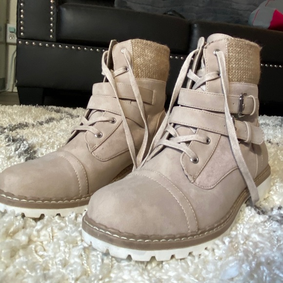 NWOT - Lace up boots - Picture 3 of 5